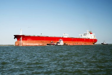 Petrol tankeri, kargo gemisi ve Corpus Christi Harbor 2 Tug tekneler.