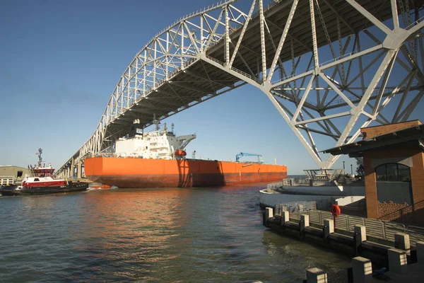 Petroleiro Com Rebocador Barco Escolta Passando Sob Corpus Christi Harbor — Fotografia de Stock