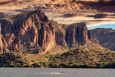 Mesa, Arizona yakınlarındaki Sonoran Çölü 'ndeki Saguaro Gölü' nden öğleden sonra görüntüsü.