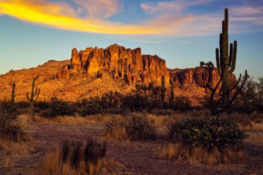 Phoenix, Arizona yakınlarındaki Sonoran Çölü 'ndeki Batıl inanç Dağı.