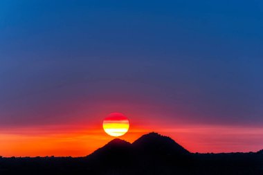 Phoenix, Arizona yakınlarındaki Sonoran Çölü 'nde günbatımı