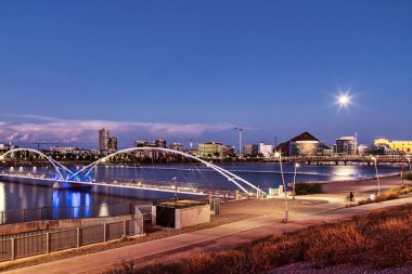 Arizona, Phoenix yakınlarındaki Tempe Town Gölü üzerindeki mısır uydusu.