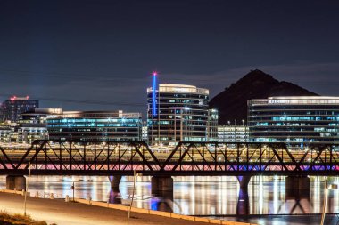 Tempe Arizona 'daki Tempe Town Gölü' nden geçen dört köprünün akşam görüntüsü.