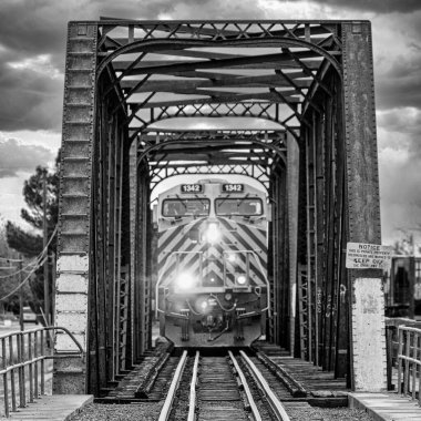 Kasvetli bir günde köprüden geçen tren. 