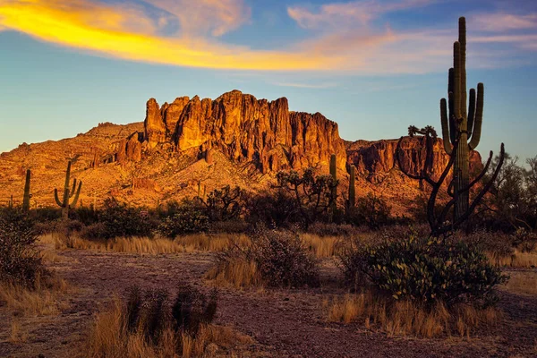 Phoenix, Arizona yakınlarındaki Sonoran Çölü 'ndeki Batıl inanç Dağı.