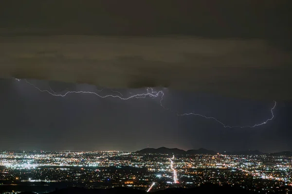 Muson fırtınası Phoenix, Arizona yakınlarında