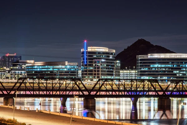 Tempe Arizona 'daki Tempe Town Gölü' nden geçen dört köprünün akşam görüntüsü.