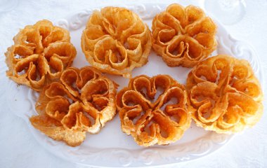 Un, yumurta ve bal ile yapılan nefis tatlı çiçekler