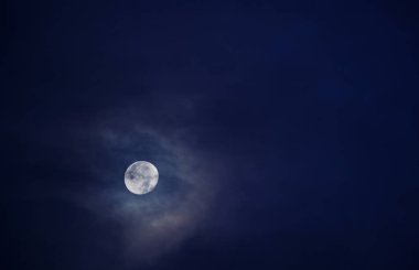 Bir gökyüzü bulutlar dolu güzel dolunay 