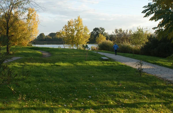 Park Med Sökvägen Till Floden Och Man Går Höst Solnedgång — Stockfoto