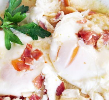 Zeytinyağı, jambon, sarımsak ve maydanoz ile haşlanmış yumurta