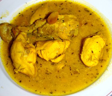 Haşlanmış yumurta, badem, soğan, şarap ve safran ile pepitoria tavuk eti