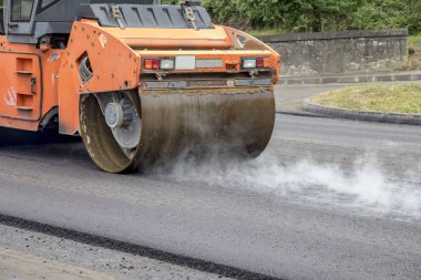 Drum rulo duman ile yeni yolda çalışan inşaat sahasında