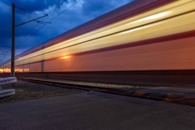 Hızlı tren gece ışık iz.