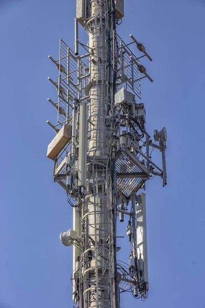 Gsm 送信機アンテナ塔の一部です 垂直方向のビュー — ストック写真