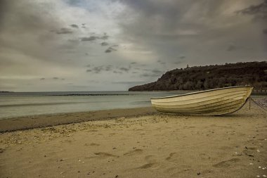 Balıkçı teknesi yay deniz plaj arka plan kopya alanı ile bir gün sonunda