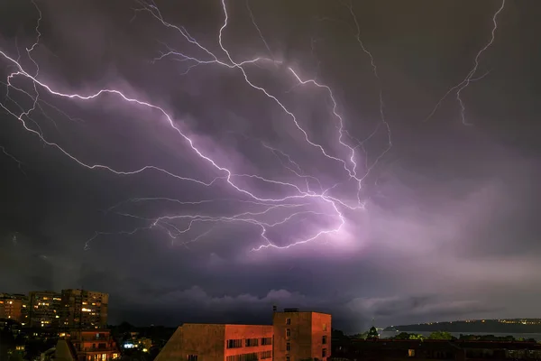 驚くべき強力な落雷を海とヴァルナ市 ブルガリア — ストック写真