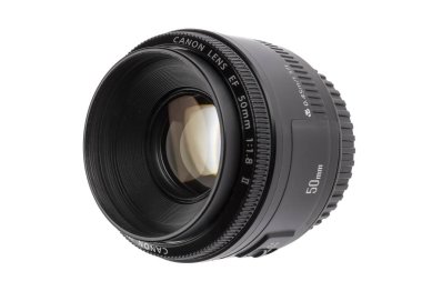 Varna, Bulgaristan - 02 Şubat 2018: beyaz izole Canon 50 mm f/1.8 II lens. En ucuz fotoğraf makinesi lens popüler.