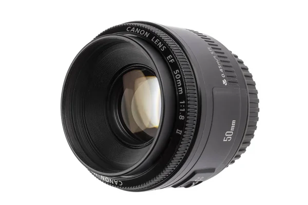 Varna, Bulgaristan - 02 Şubat 2018: beyaz izole Canon 50 mm f/1.8 II lens. En ucuz fotoğraf makinesi lens popüler.