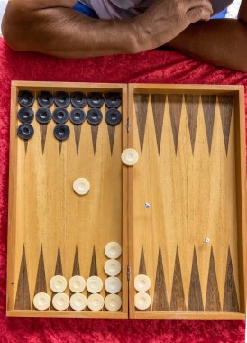 bir taşıma bir masa oyunu üzerinde bir adam sanıyor