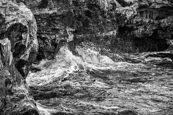 Spettacolare Paesaggio Naturale Grezzo Bianco Nero Dalle Scogliere Del Mar — Foto Stock