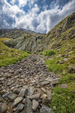 taştan dağ manzaralı bir nehrin inanılmaz
