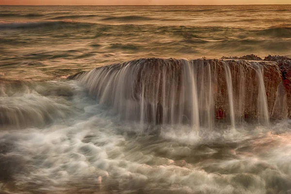 Meereslandschaft Mit Bewegungsunschärfe Und Wasser Das Über Den Stein Fließt — Stockfoto