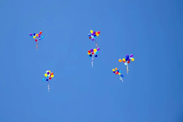 複数の色の青い空を飛んでいるヘリウム風船 結婚式 お祝い 記念日 エンターテイメントの概念 — ストック写真