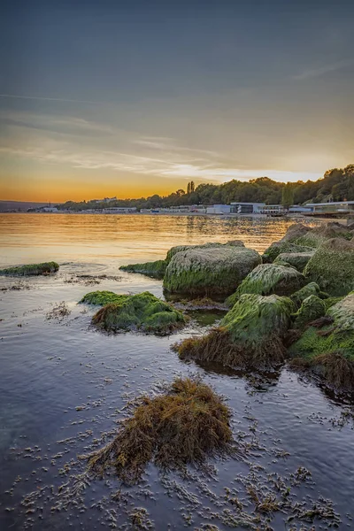 Bellezza Tramonto Sul Mare Con Muschio Colorato Sopra Rocce Lunga — Foto Stock