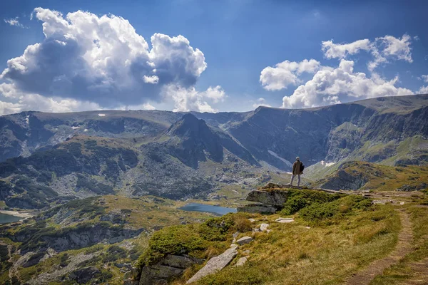 Homem Desfruta Uma Bela Vista Topo Viaje Nas Montanhas — Fotografia de Stock