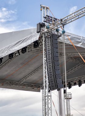 Sahne ışığı ve açık sahne alanı'ndaki bir konser öncesi ses donanımları