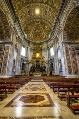 Vatikan şehri, Vatikan - 13 Haziran 2017: Altar St Peter's Bazilikası Vatikan, kimse kırmızı sandalye içinde. Büyük güzel salonu. Sunak Bernini'nin baldacchino ile.