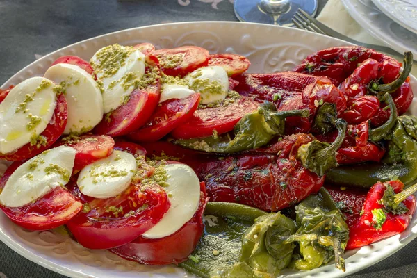 Salada Sazonal Fresca Caprese Pimentos Torrados Salada Temperada Com Sal — Fotografia de Stock