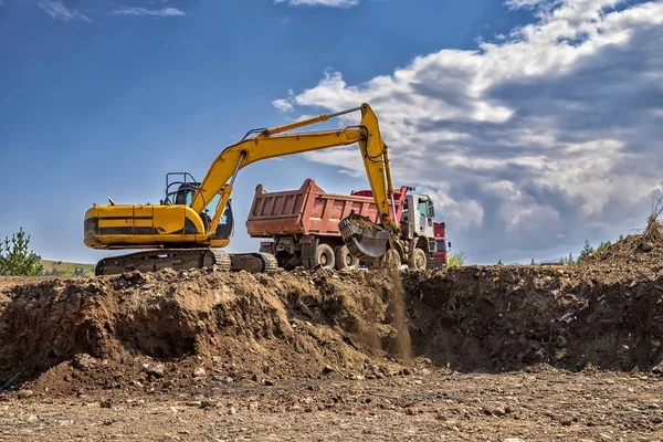 Excavadora Amarilla Camión Vacío Trabajando Sitio Construcción —  Fotos de Stock