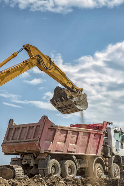 экскаватор полная корзина с землей
