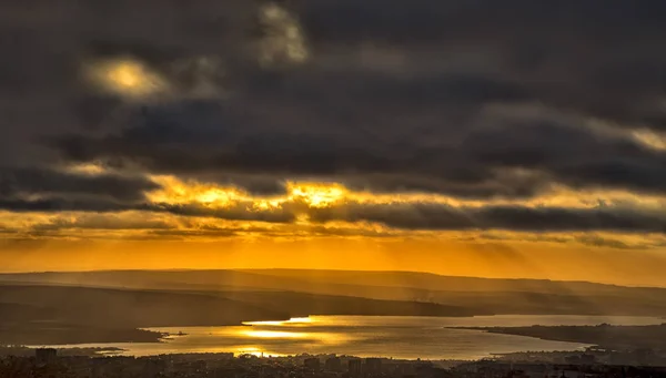 Красиві Сонячні Промені Штормових Хмар Над Озером — стокове фото