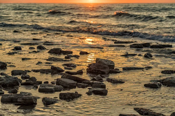 Mooie Achtergrond Zeewater Met Stenen Tijdens Zonsopgang Mooie Natuurlijke Zeegezicht — Stockfoto