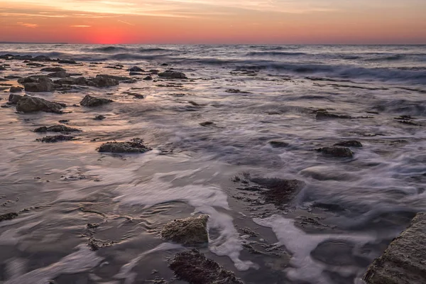 Prachtig Zeegezicht Met Stenen Tijdens Zonsopgang Mooie Natuurlijke Zeegezicht — Stockfoto