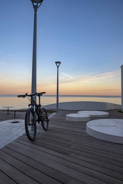 Escena Idílica Una Bicicleta Pie Cerca Del Mar Apoyada Pilar — Foto de Stock