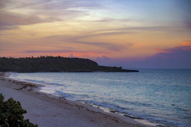Egzotik cennet Guardalavaca Beach Küba'da. Renkli günbatımı ve dalga huzurlu okyanus plaj. Rahatlamak için mükemmel resort.