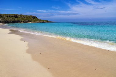 Egzotik cennet Guardalavaca Beach Küba'da. Dalga huzurlu okyanus plaj. Rahatlamak için mükemmel bir resort. Deniz plaj.