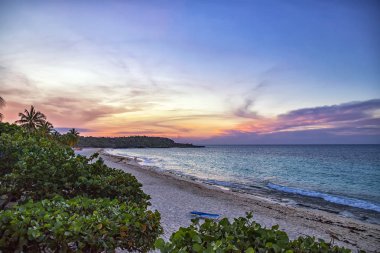 Renkli günbatımı ve Küba'da Guardalavaca plajda dalga huzurlu okyanus. Rahatlamak için mükemmel resort. 