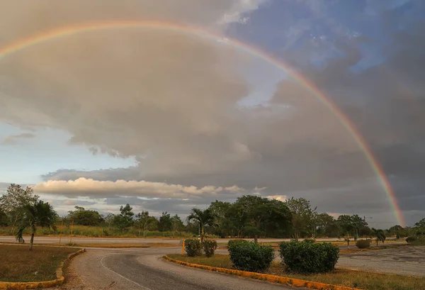 雨后在乡下惊人的大彩虹 — 图库照片