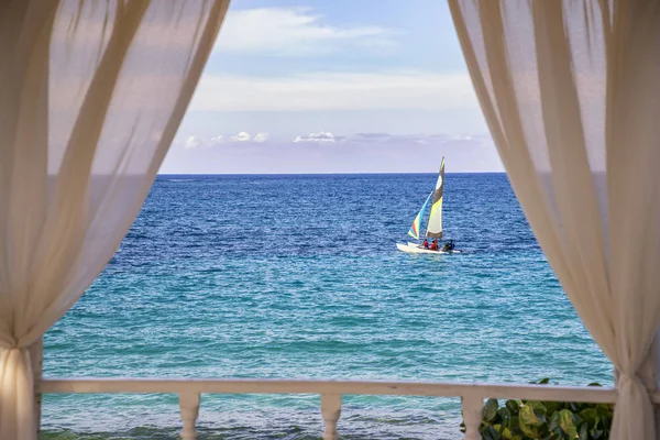 Romantyczny Widok Żaglówkę Żeglarstwo Wzdłuż Wybrzeża Atlantyku Kuba Łukowate Balkon — Zdjęcie stockowe