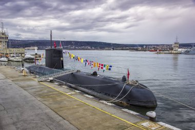 Varna. Bulgaristan - 01 Nisan 2018; Türk Donanması denizaltı bir limanda palamarla bayrakları çelenk süslenmiş. 