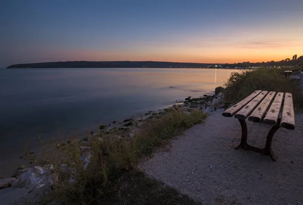 Pusta Ławka Plaży Nad Morzem Relaks — Zdjęcie stockowe