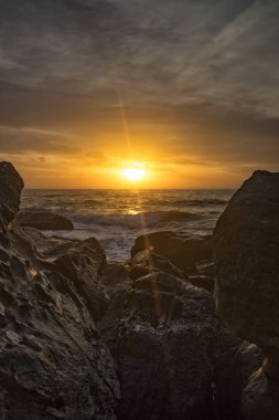 Kayaların arasındaki deniz gündoğumu. Deniz güneş doğarken Karadeniz kıyısına yakın Varna, Bulgaristan