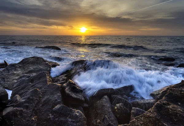 Stormachtige Zee Met Kleurrijke Sunrise Hemel Rotsachtige Kustlijn Van Zwarte — Stockfoto