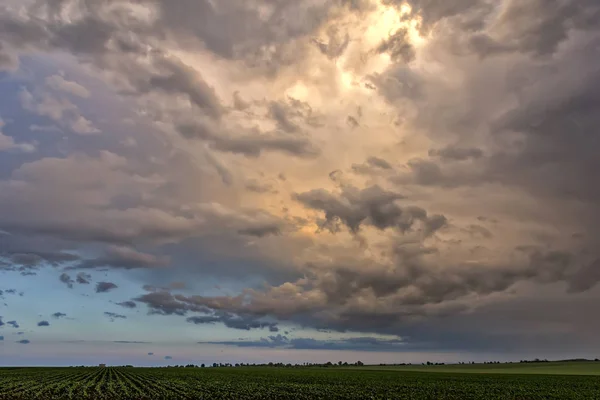 Incríveis Nuvens Tempestuosas Sobre Campo — Fotografia de Stock