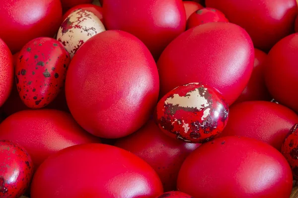 Geleneksel Yunan Ortodoks Kırmızı Boyalı Paskalya Yumurtaları Bir Sepet Içinde — Stok fotoğraf